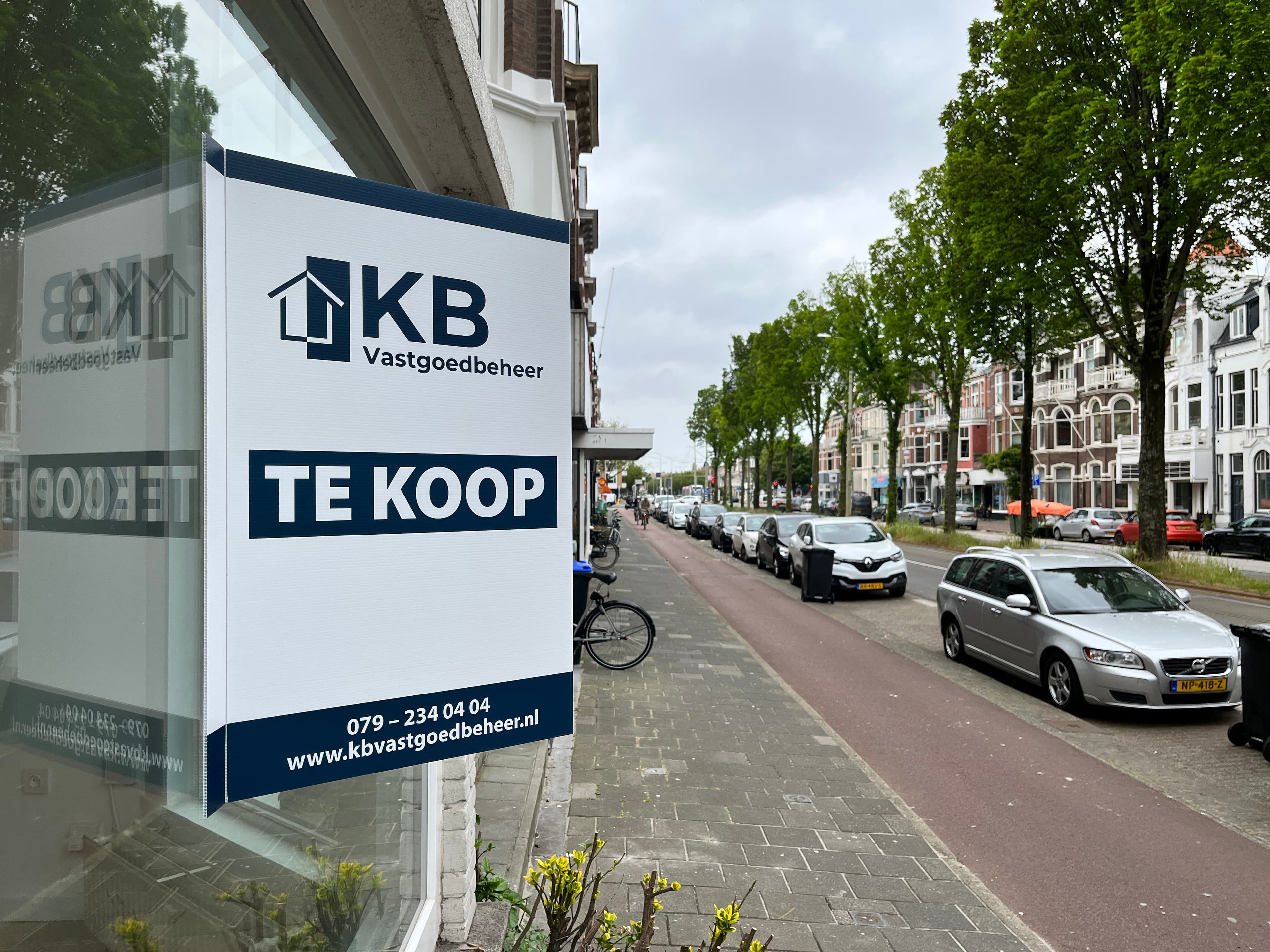 Te koop bord in een Nederlandse straat